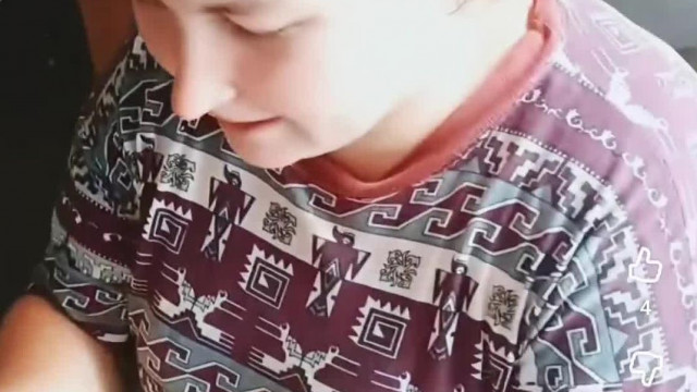 A Putri-Proli Koldus Mobilsz Szellemileg sèrült Fogadott Lànya/csaja Gyogyòs fejjel ajàndèkot bont ki
