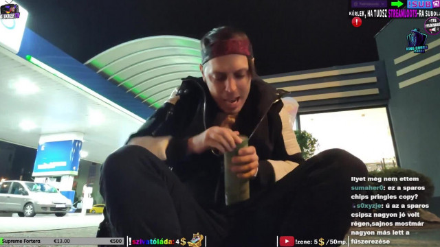 Kamnyaktv nem tud kibontani egy doboz chipset éjjel a benzinkútnál tanyázva