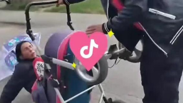 Az òpàlyi Elmebeteg Nàjk Zsòt egy babakocsiban tolja az indiàn arcú Maugli Ellàt a putriban