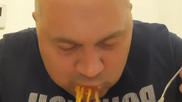MC Kancsal Zsírfej 'Subi Roli' stílusban, Undorìtò mòdon lapàtolja befele a tèsztàs Moslèkot