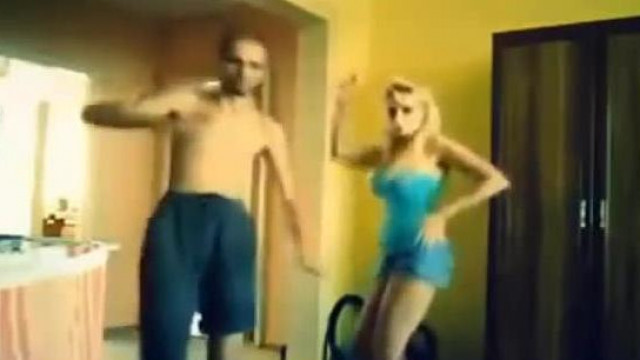 Herby & Pinky retro - OMG - Dia valami festett hajú kecskéről énekel, miközben a sümegi Slenderman időnként kísért