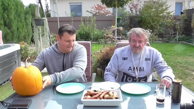Alkeszinfó 1 kellemetlenkedik a felszopójánál - Vendégségbe voltam egy más videósnál Kecskeméten és grilleztünk