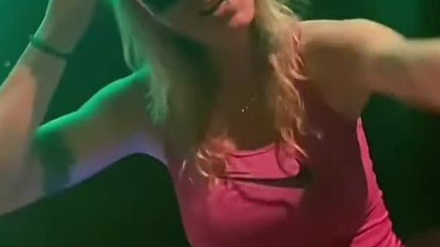 Throwback Summer: KaffkaTrafò, Axl Rose fejjel ès gyogyòs mozdulatokkal ràngatòzik egy buliban