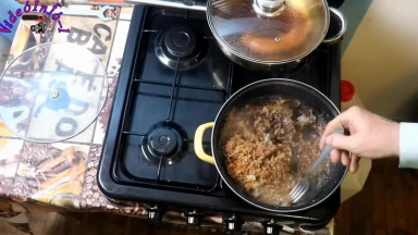 Zolibá vízzel felöntve és fedő alatt süti (főzi) a hurkát.
