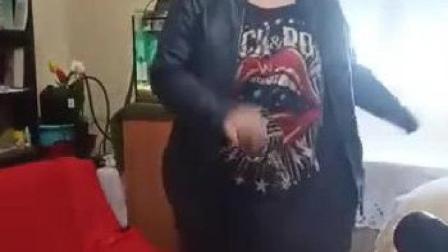 Bariadd ortopéd cipőben ellenőrzi a házuk statikai állapotát