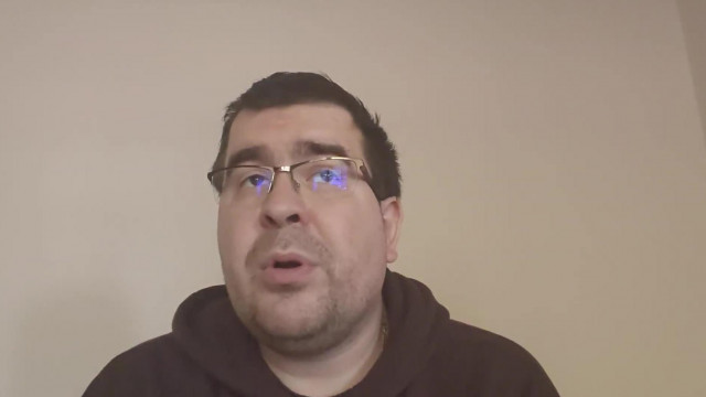 Meghízott fejű gyernőtt Májkrém gémsz hisztizik, mert nem érkezett meg az új számító