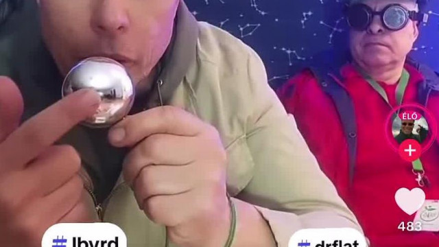 Lapos hold elmélet bizonyítása egy karácsonyfa dísszel és egy bányász vakondnak öltözött asszisztens segítségével