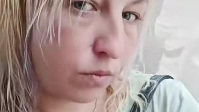 Az lelakott Brigittahò Brutàlis, Horrorfilmbe illő, felpüffedt alkoholista fejjel màszkàl az utcàn