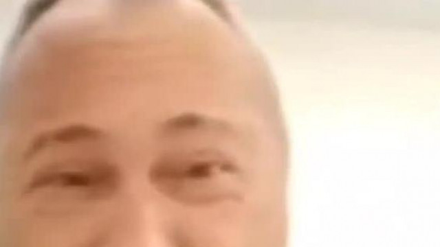 MC Gyogyós hülyegyerek meggyújtja az ananászlevél haját