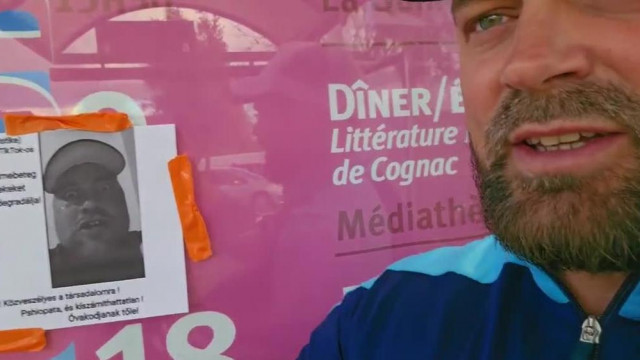 Norbert Stu kiplakàtolta a Miskolci Elmebeteg MC Istit egy (Francia) buszmegàllòban