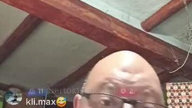 Vadász Gyula nem tudja feladni a plaketteket, mert  ̶e̶l̶h̶e̶r̶d̶á̶l̶t̶a̶ elfogyott a pénzt
