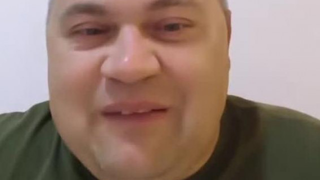 Hokiskènyi Gyogyòs Pocokvigyorral mesèli az èlmènyeit amiket felnőtt filmekben látott