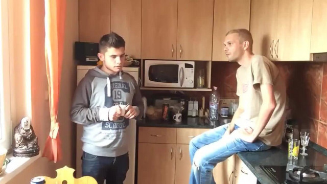 Koldus Herbert megosztja Senki Petrikszel, hogy szerinte ki a jó videós