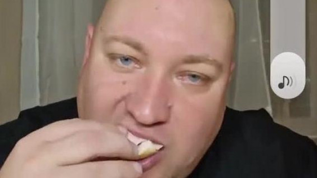 Miközben Subimalac zabál a konyhában a háttérben hallani ahogy Loca Pantera tapsol a kisszobában