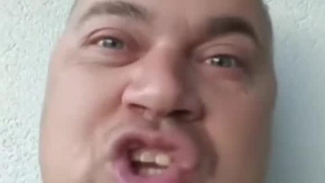 A vicsorgòs Horrordisznò Mc Isti kérdezi: "Láttàtok Lakatos Alit? Szájzárat kapott!"