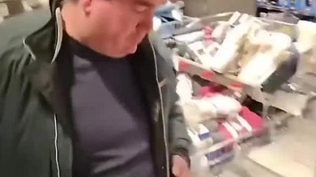 Tahófalvit majdnem megverik a boltban a debil kötözködése miatt