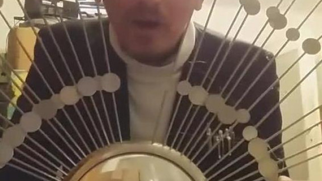 Csöves biznisz Laci banános ládák között egy omladozó házban próbálja céges tanácsadónak előadni magát