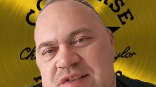 A kancsal Pufòkfejű Sertéskényi egyszerűen nem èrti hogy Azahriah mièrt keres Milliòkat