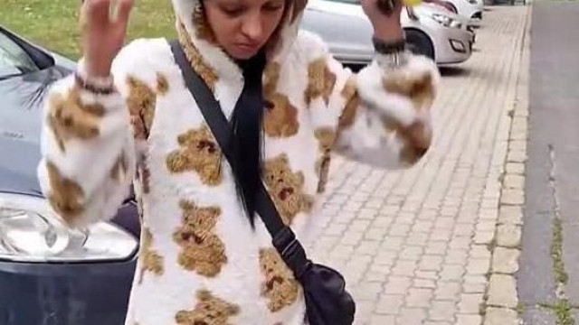 (HANGOS!) Luka Lapátfog Penetra munka helyett állatos pizsamában rázza magát retardált fejjel egy parkolóban