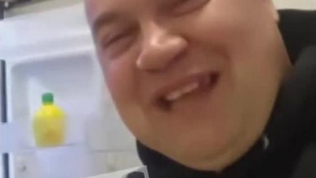 Incel Hokiskènyi gyogyòs  Pocokvigyorral mutogatja a Tribulust Busàk gazdàjànak