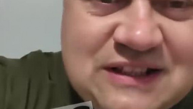 MC Aberràltkényi szájzárral meséli, hogy egész délután Tojás videòit nézte