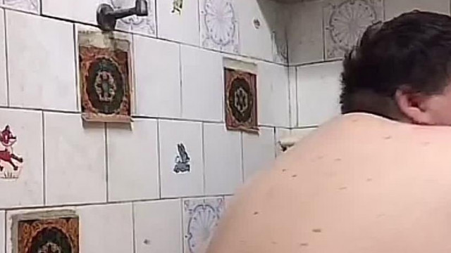 Melegmaci gigászi, fekélyes seggel mászik be a kádba, majd kiszorít kb. 100 liter vizet