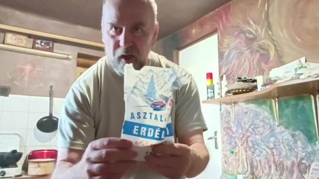 Rucu Bá újabb moslékfőzéssel szórakoztat bennünket