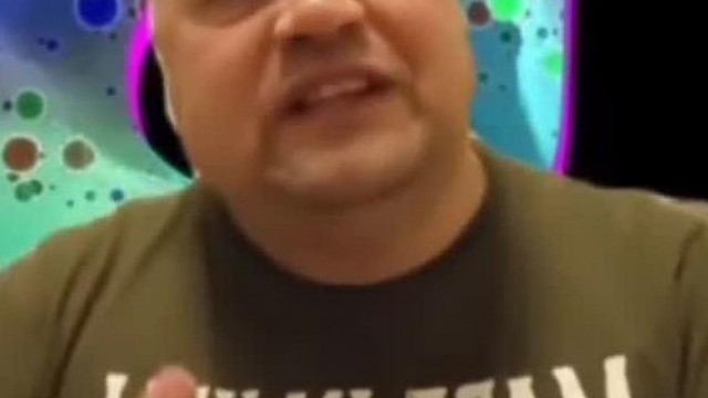 Itt a Magyarázat MC Isti kirohadt fogaira ès a kòros elhízásra: 4 Liter Kòla naponta