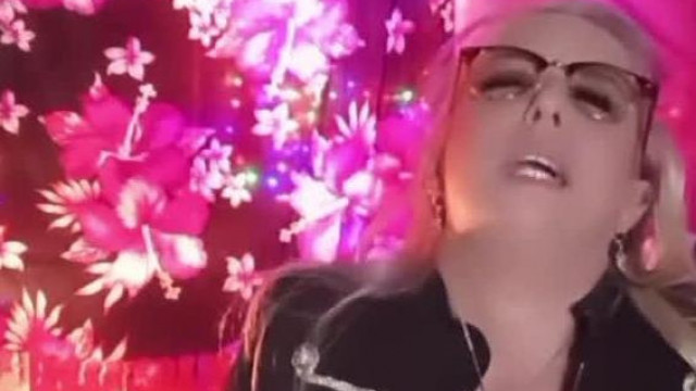 Brigittahò átlátszò bugyival, tàncolni pròbálva vonaglik a putriban Britney Spears-t hallgatva