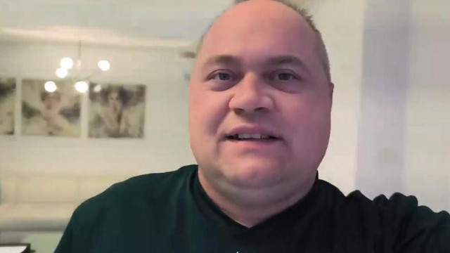 MC Koldus megmutatja a legkomolyabb Airbnb rútereket és bőr kanapékat ahol Schwesta Ewa-ra hokizott éjjel 2025.11.08