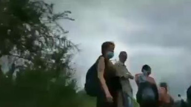 Ittas Tibi megpróbálja lerugni a Varangyot, de elesik