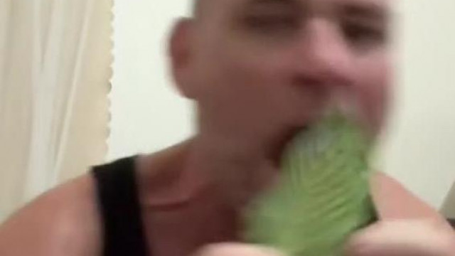 A 50 èves Elmebeteg Sztív őrült fejeket vàgva ràharap egy csomò Kratom Levèlre a thai putriban