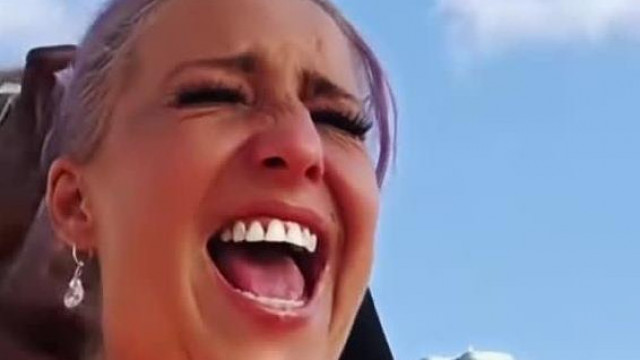 A pofàtlan Brigittahò egy Nègerrel masszíroztatja magàt a tengerparton miközben koldul live alatt
