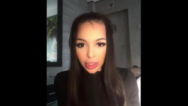 Kacsaszájú Zsebiribinek mindene megvan: szilikoncsöcs, pics@száj, főznek-mosnak rá, az OnlyFans csak zsebpénz 2025.11.12