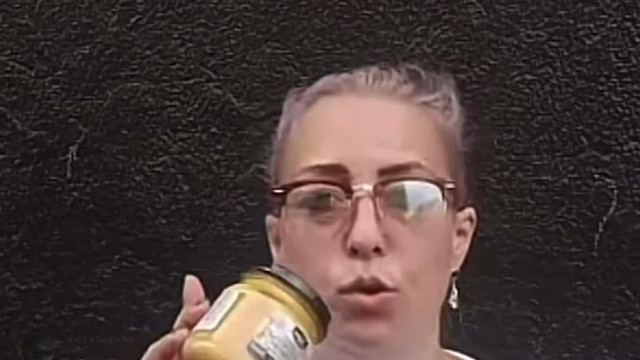 Brigitta lepattintás után bekukkant a kukába