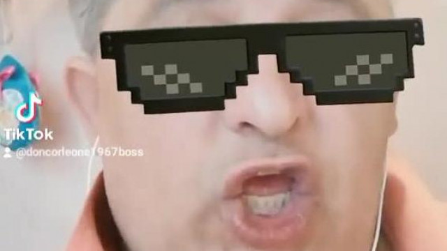 Tar Sanyi ismét fogyatékos harcsa tátogással próbál éneklést imitálni
