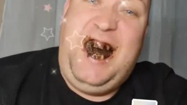 Humorban és fogakban szűkölködő Subisertès mutogatja a nutellás nyúl fogait