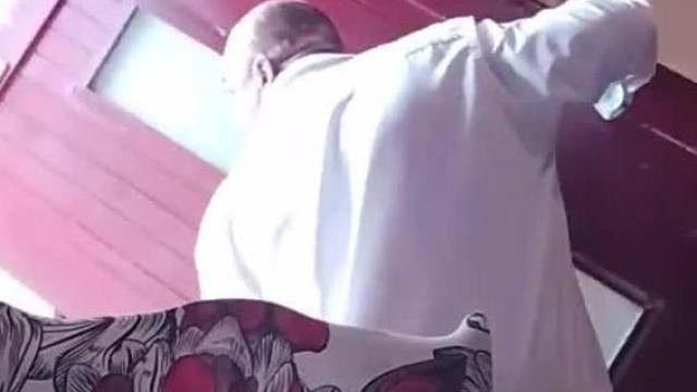 Random Busák hasonmás cigó kib@ssza az ajtót a házból, mert felkurta a benyitó haverja