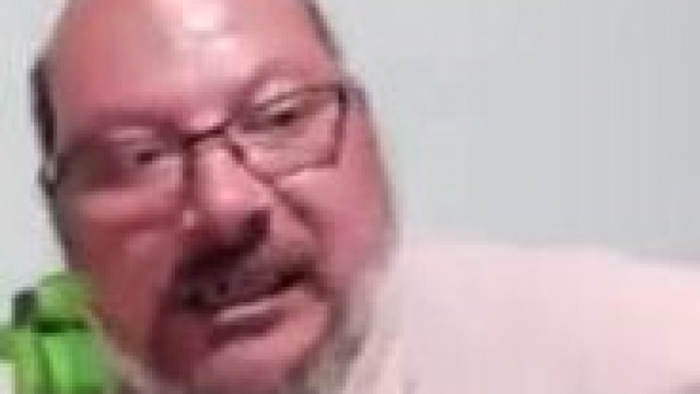 Gyulus mérgelődik