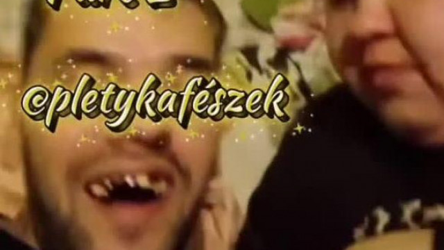 A féltékeny, fogfájós malac asszonyság ujjkitöréssel neveli fogatlan párját