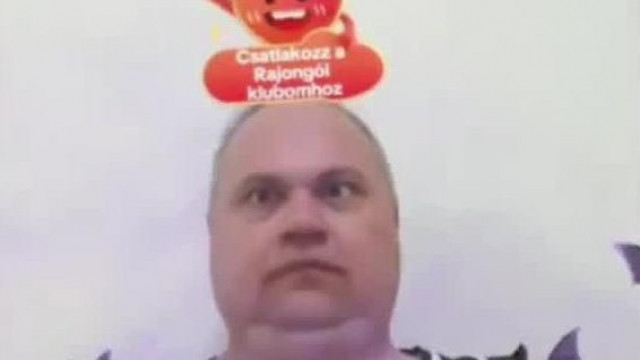 A totàl megbolondult MC Isti őrült fejeket vágva dőlöngèl hàtra ès előre a levegőt nehezen vève
