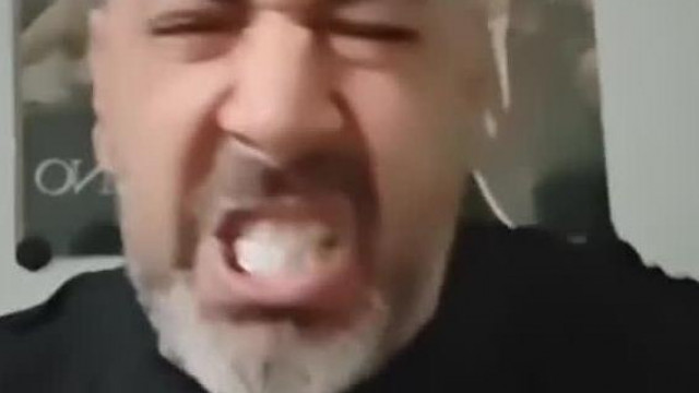 A kokòs Yanek Wolf kést nyomva a nyakához, gyűlölködve üvölt mint a fàba szorult féreg a volt nőjének