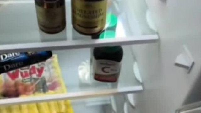 A Kancsal Kövèr, Felvizesedett Malacdisznò MC Isti mutogatja hogy mik vannak a hűtőjèben