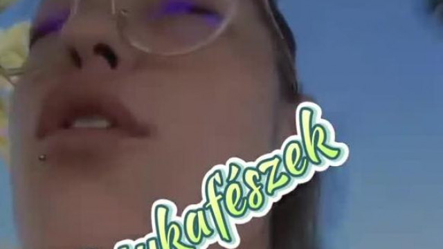 Szabados Kinga rászól a kutyájára, hogy ne nyaljon fel semmit gyülölködve