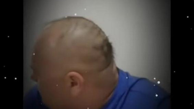 A sokàig Miskolci Ananászleveleket a fejèn hordò MC isti vàltott hàtul ègtelenkedő pamacsokra
