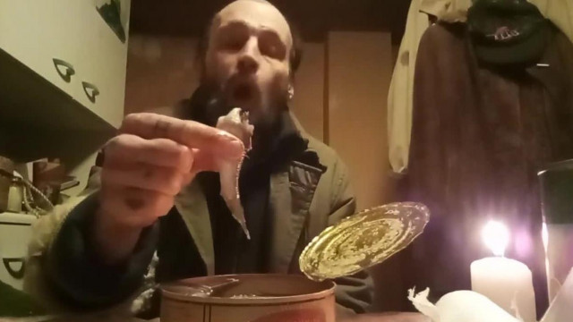 Bartos gyertya fényes Surströmming vacsorája. 2025. 11. 18.