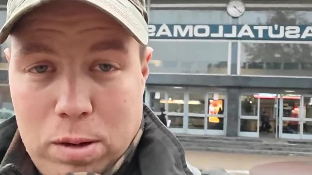 Hajléktalan Alex ma Szolnokon rontja a levegőt - Szolnok Vasútállomás!