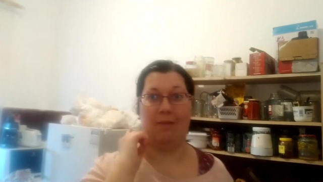 Bariadd szűrt húslevest készít az okádék konyhájában