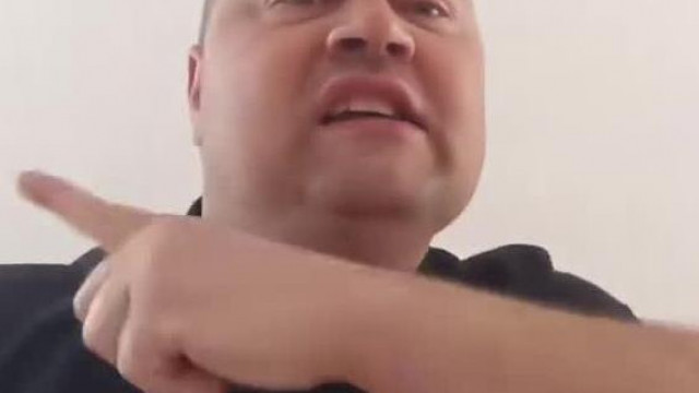 A Pszichopata Dömpityek torokelvàgàst imitàlva òbègat hogy "Szabotàzs!" ès brutàlisan szidja a Magyarokat