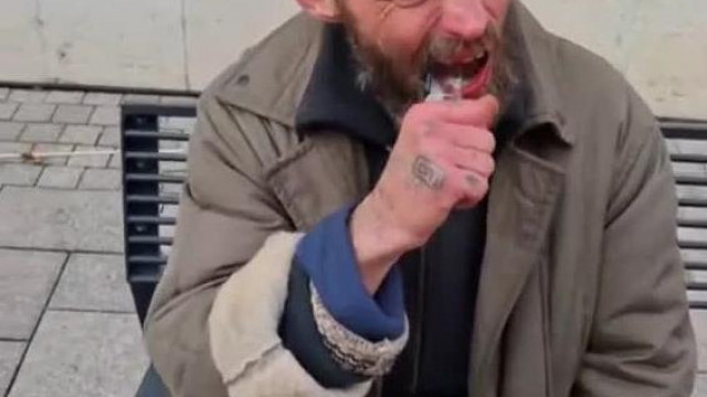 Csak erős idegzetűeknek! Bartos egy padon ülve egy üveget pròbàl szétharapni